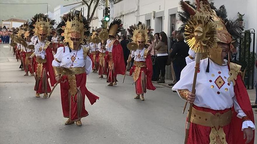 Los Santos de Maimona revitaliza la fiesta con un gran pasacalles