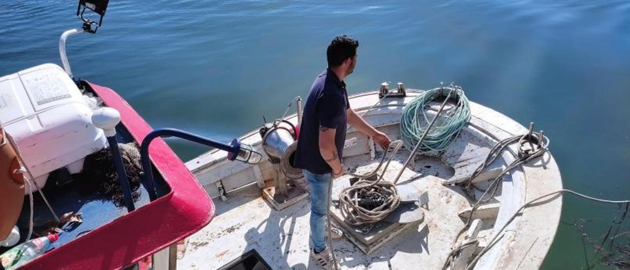 Un pescador de bajura en su  embarcación en el puerto de Redondela. | A. A.