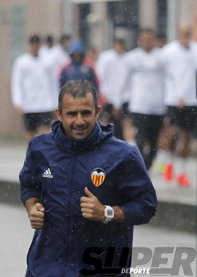 La plantilla entrena bajo la lluvia con el 'shock'