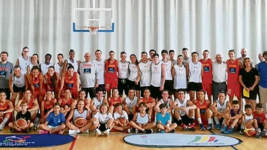 Las jugadoras y técnicos de la selección española femenina posan con las promesas del CTEIB y los asistentes al campus de minibasket.