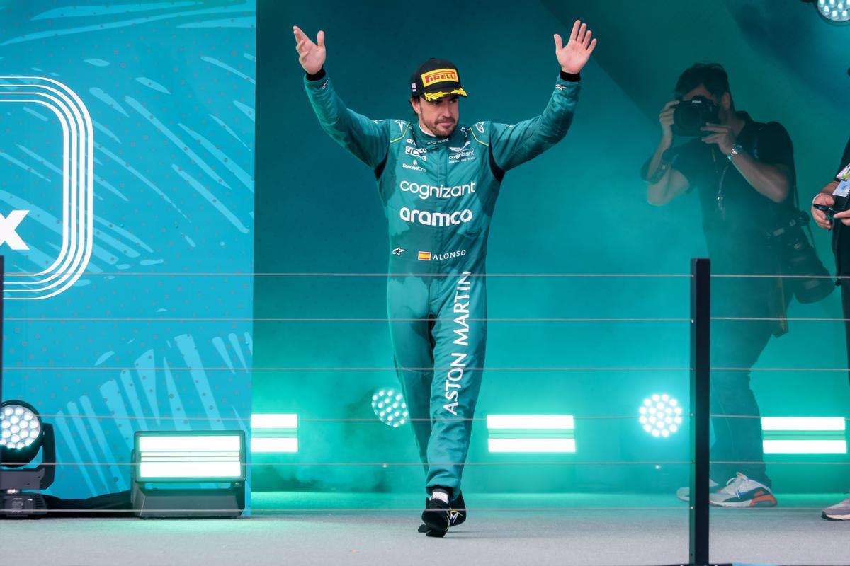 Fernando Alonso, piloto de Aston Martin, celebra el podio logrado en el GP de Miami