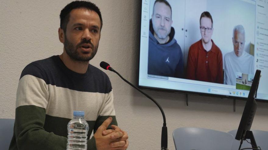 Delgado (en la sala), con, Roberto García, Ramón Pellitero y Antonio Fernández (en la pantalla).
