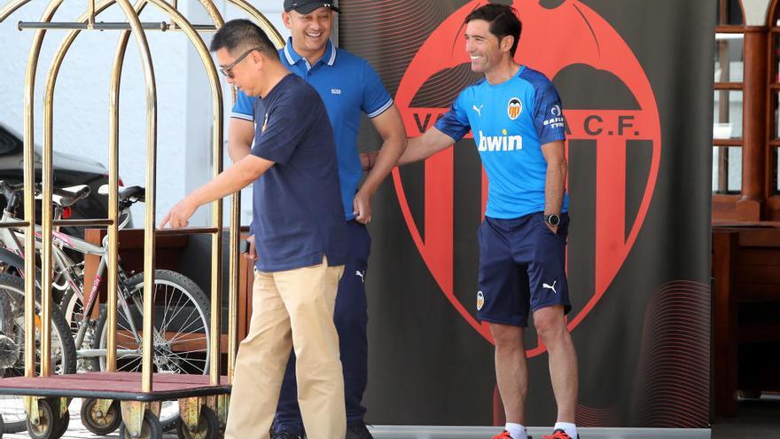 Anil Murthy y Marcelino García Toral, en amistosa charla durante la concentración de pretemporada en Crans Montana.