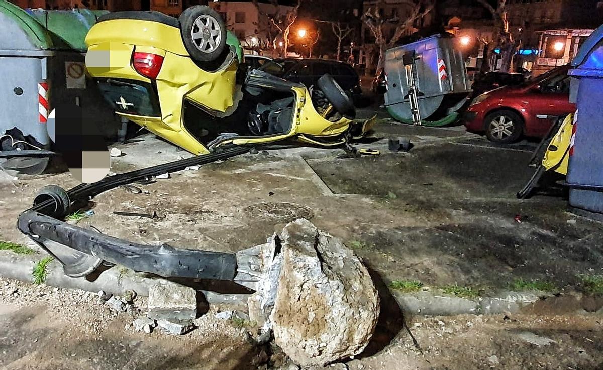 El coche accidentado, en el lugar del suceso, tras llevarse por delante una señal de tráfico, una farola y contenedores.