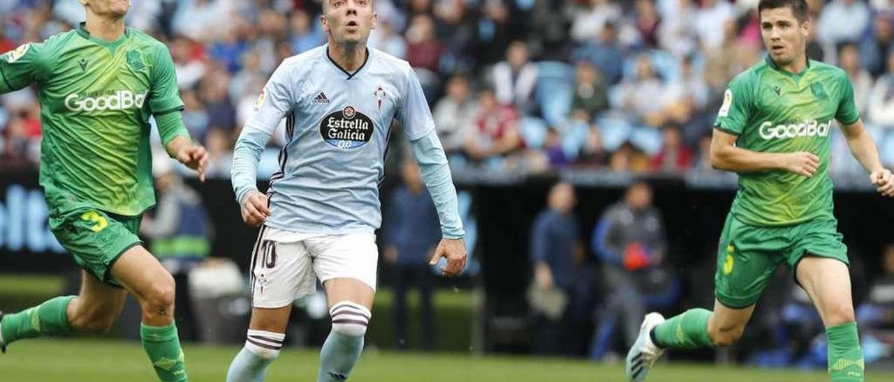 Iago Aspas observa el balón durante el partido de la primera vuelta ante la Real Sociedad. // José Lores