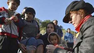 Susan Sarandon (derecha) reparte alimentos entre refugiados en Lesbos, este viernes.