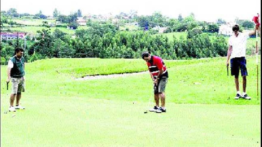 La pareja ganadora «scratch» de 2006, en el hoyo 18 de La Llorea.