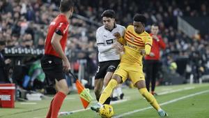 Alejandro Balde y Fran Pérez, en el Valencia-Barça de la primera vuelta (1-1)