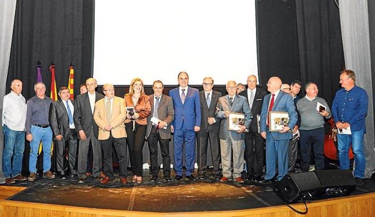 Todos los premiados con las autoridades en el escenario del Teatro España.