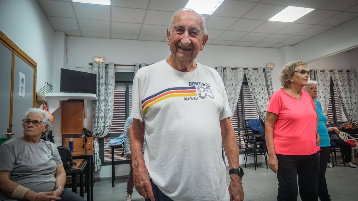 Julián Zabala, de Badajoz, de 96 años, en su sesión de gimnasia en el Centro de Mayores de San Fernando.