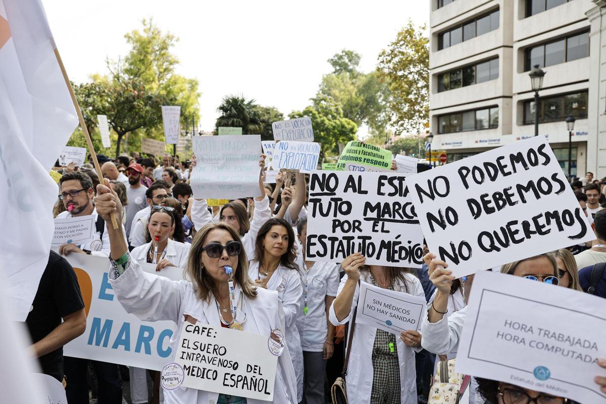 Los sindicatos convocan una huelga indefinida en enero contra el estatuto de Sanidad