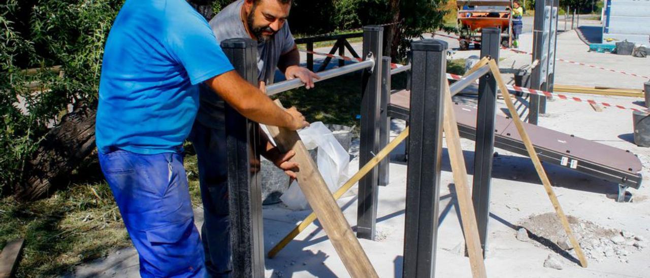 Operarios de A Illa colocando el parque de calistenia en O Bao.   | // IA