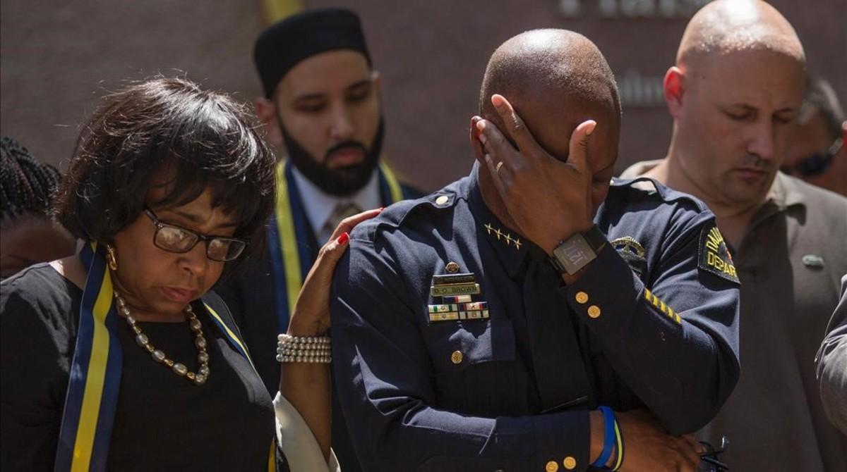 mtlopez34636258 topshot   dallas police chief david brown prays during a a v160709164915