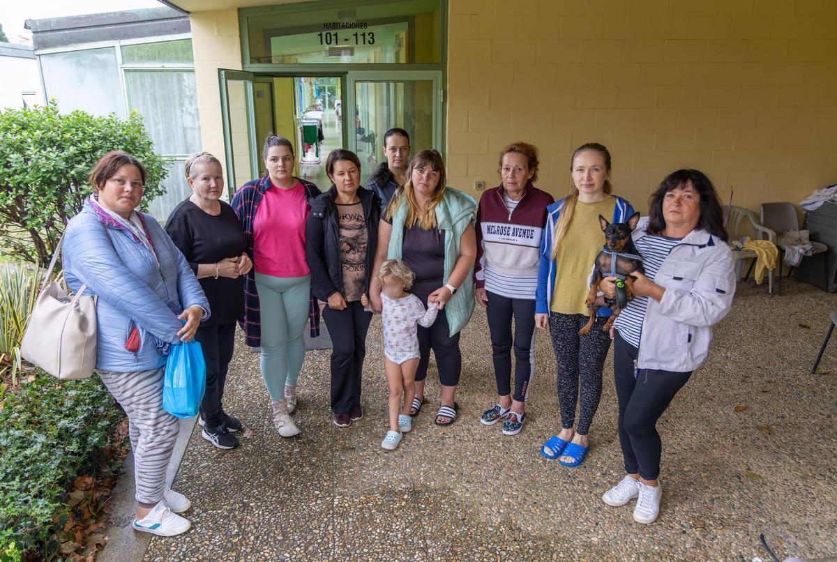 Tania y Olena(4ª y 6ª por la izquierda) con otras de las mujeres refugiadas ucranianas y una niña, ayer, ante uno de los barracones del Monte do Gozo.