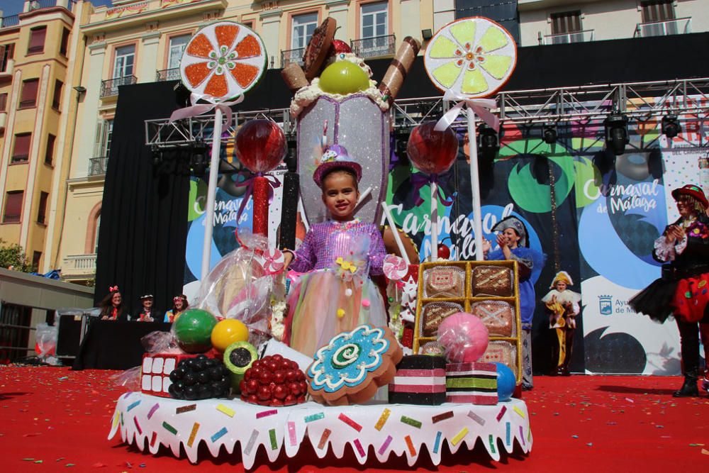 Las familias y los niños disfrazados toman las calles del centro de Málaga el primer domingo de Carnaval.