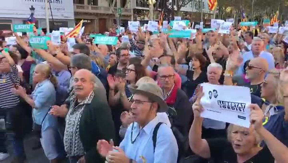 Los participantes en la manifestación de Barcelona empiezan a llenar las calles de la capital catalana.