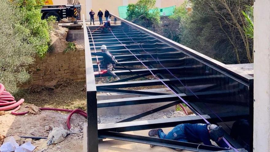 Instalan una pasarela en el cementerio de Palma para unir la zona monumental y el tanatorio