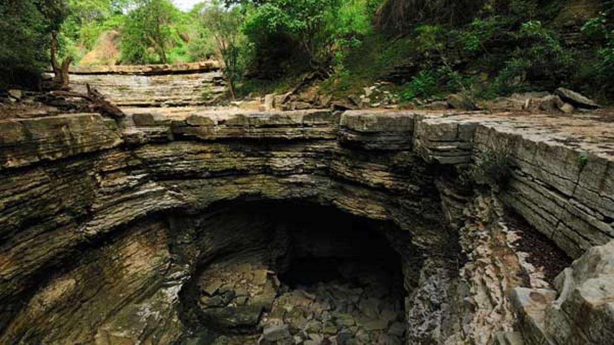 Cráter en la piedra creado por el efecto del agua en el Parque Nacional de Ankarana. Sólo es visible durante la época seca.