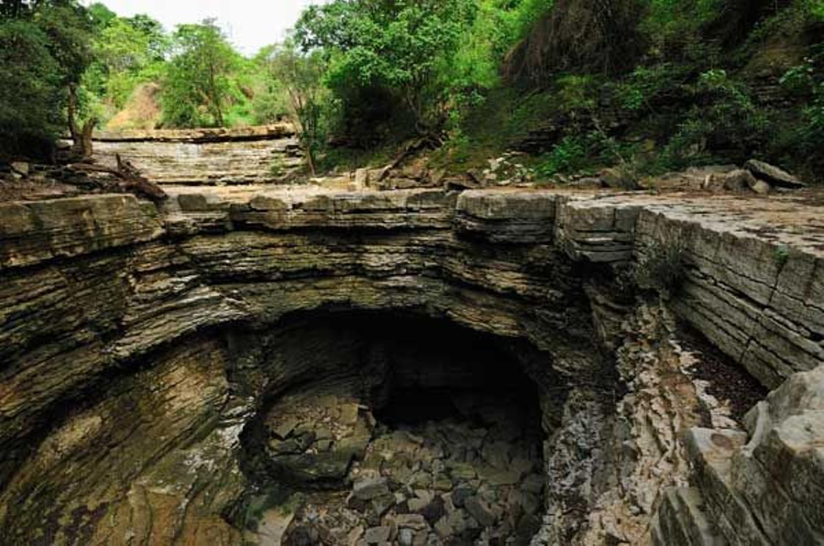 Cráter en la piedra creado por el efecto del agua en el Parque Nacional de Ankarana. Sólo es visible durante la época seca.