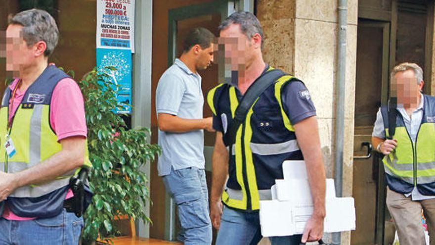 Agentes de Policía Científica salen del domicilio.