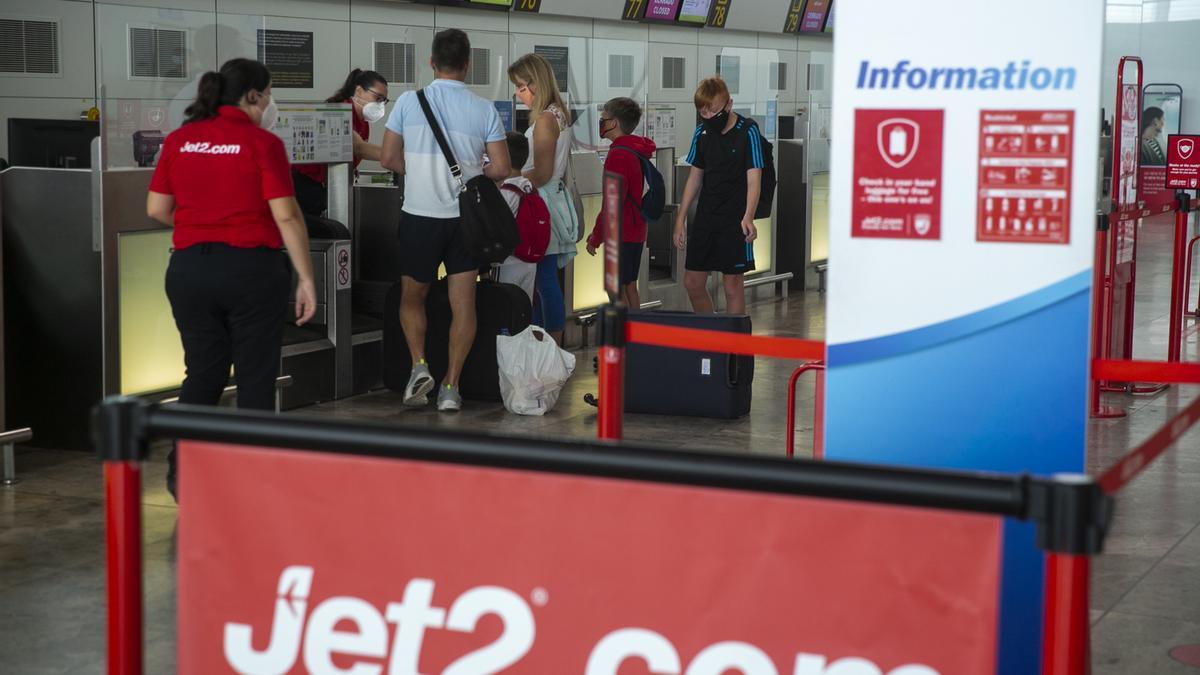 Un grupo de pasajeros de Jet2.com facturando en el aeropuerto el pasado mes de julio.