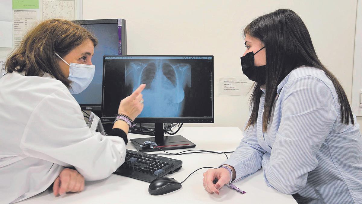 Una médico atiende a una paciente en una consulta.