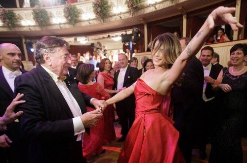 La ex novia de George Clooney, Elisabeta Canalis, ha sido la invitada de gala del Baile de la Ópera de Viena de 2015