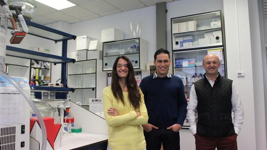 Investigadores del Instituto de Tecnología Química Alejandro Cabrera, Eva María Rivero y Pablo Botella.