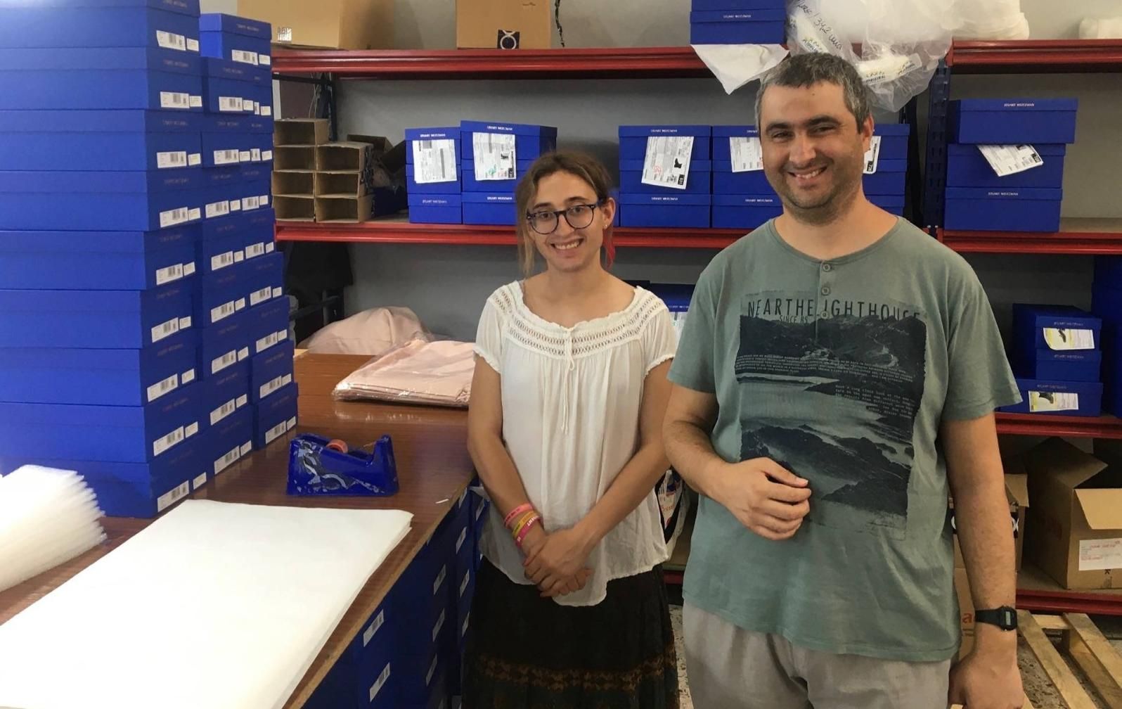 Los alumnos de Asprodis Mónica Márquez y Antonio Arráez, felices tras encontrar trabajo fijo en una empresa de calzado de Elda.