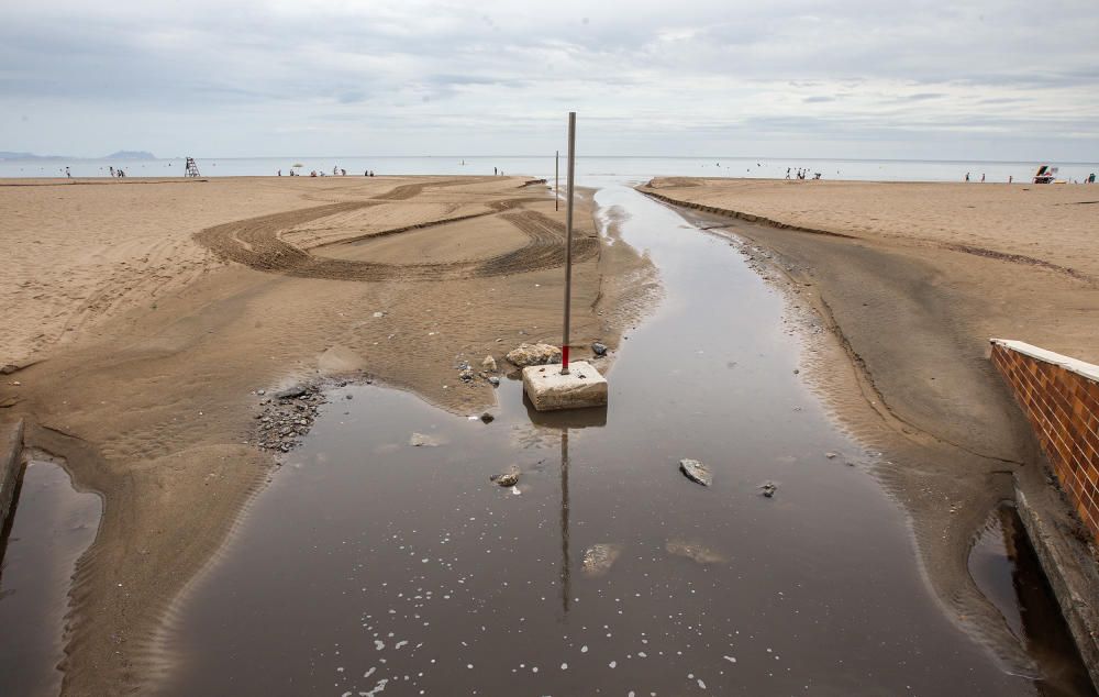 Las lluvias han partido en dos la playa de la Albufereta