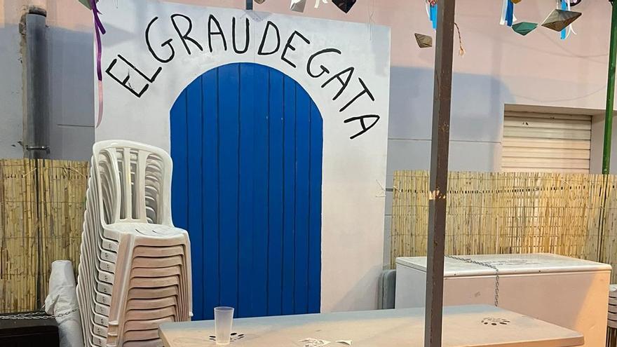 La recreación de la puerta azul en una de las barracas de las fiestas de Gata