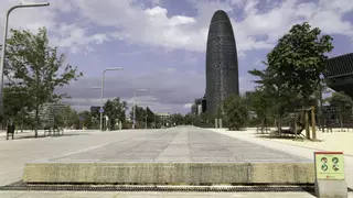 Barcelona cierra la fuente ornamental de Glòries convertida de facto en piscina infantil
