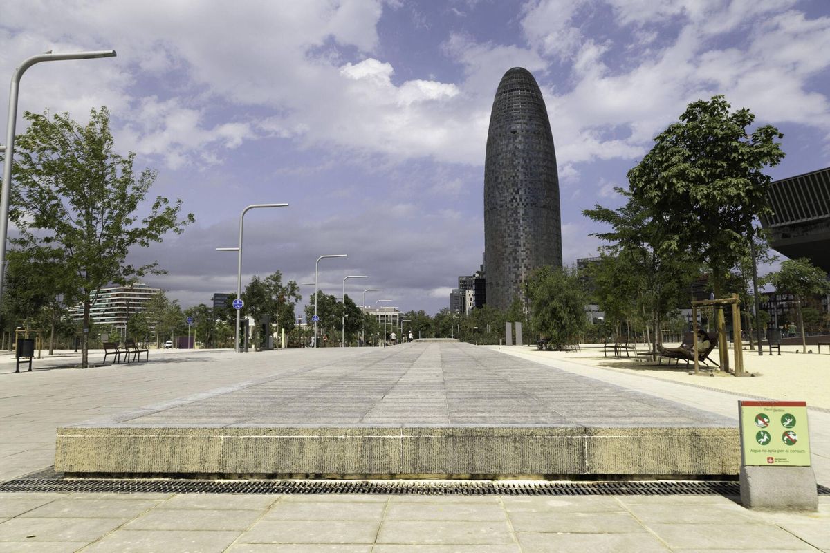 Barcelona cierra la fuente ornamental de Glòries convertida de facto en piscina infantil