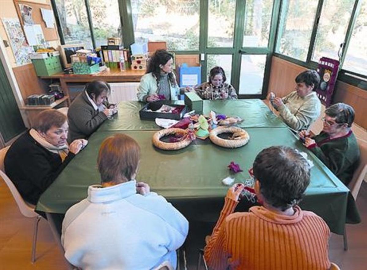 L’educadora Beatriz Bonilla, amb un grup de dones a Boscana. L’educadora Beatriz Bonilla, amb un grup de dones a Boscana.