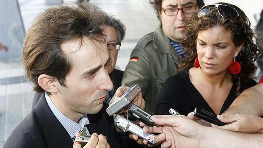 Antonio Chaves contesta a los periodistas a su salida de Balaídos tras la presentación de Pepe Murcia