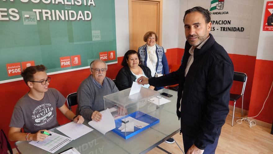 El secretario general del PSOE de Málaga, Daniel Pérez, votando.