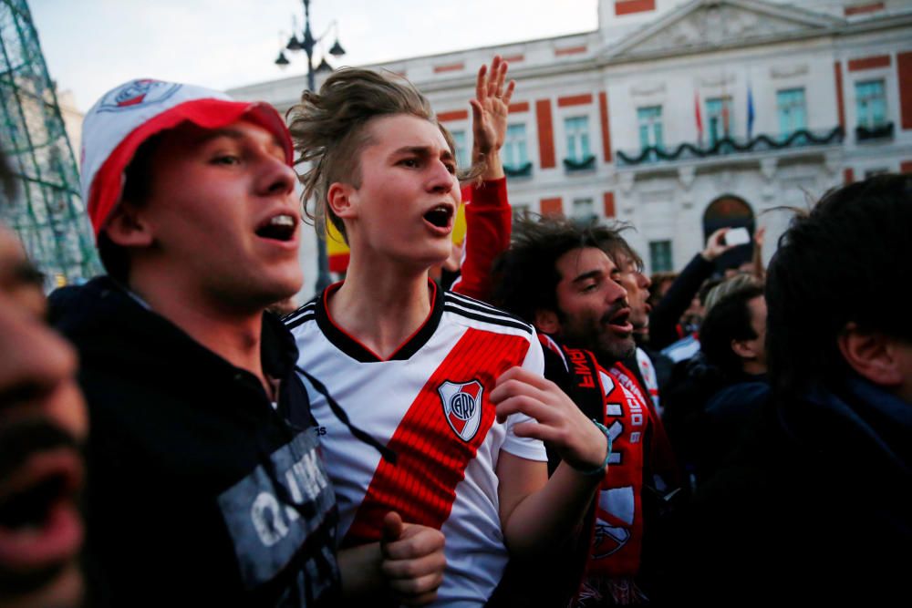 Las aficiones de River y Boca llenan Madrid