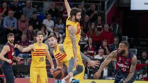 103-96. El ciclón Howard reengancha al Baskonia a los playoffs