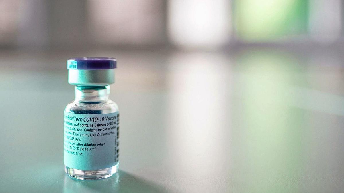 Un vial de la vacuna contra la Covid-19 desarrollada por Pfizer y BioNTech.