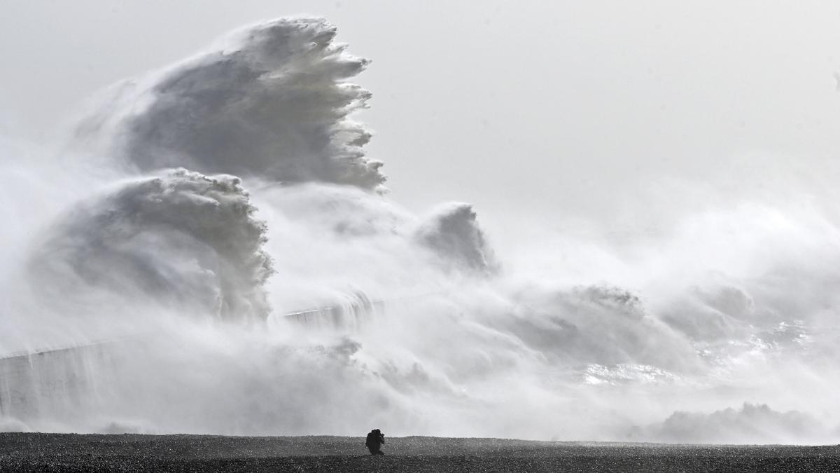 Un fotógrafo en la playa de Newhaven, en el sur de Inglaterra,