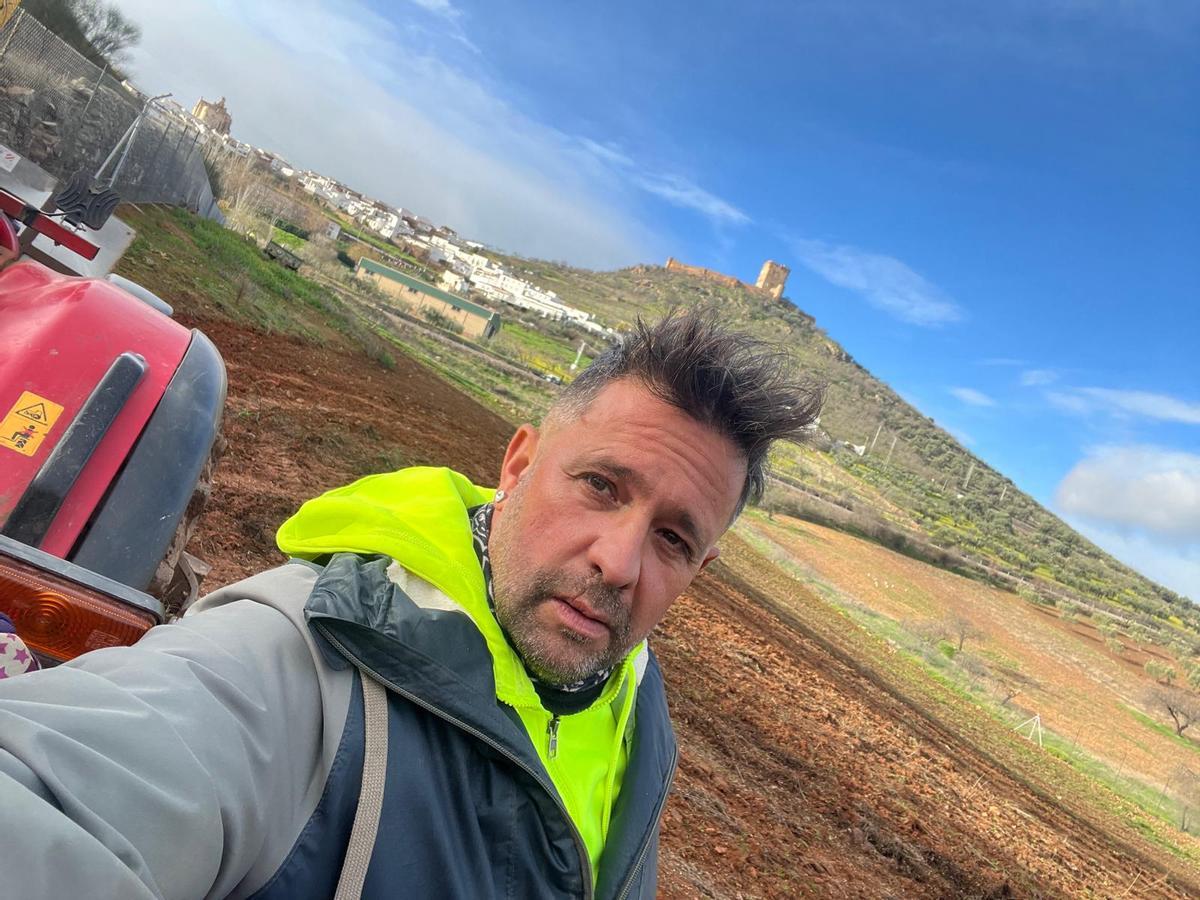 Andrés Zambrano, en una imagen tomada en su explotación de Fuente del Maestre.