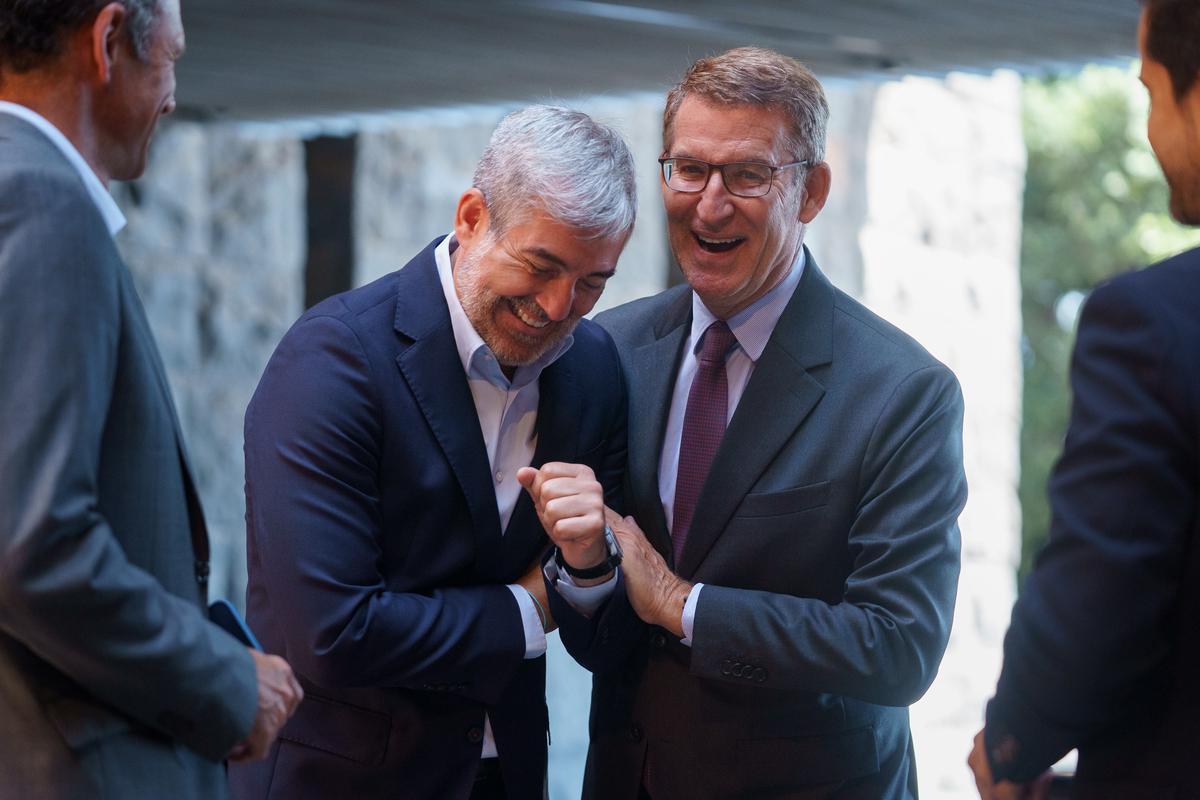 El presidente del Gobierno de Canarias, Fernando Clavijo (i), y el presidente del PP, Alberto Núñez Feijóo (d), tras una reunión en Santa Cruz de Tenerife.