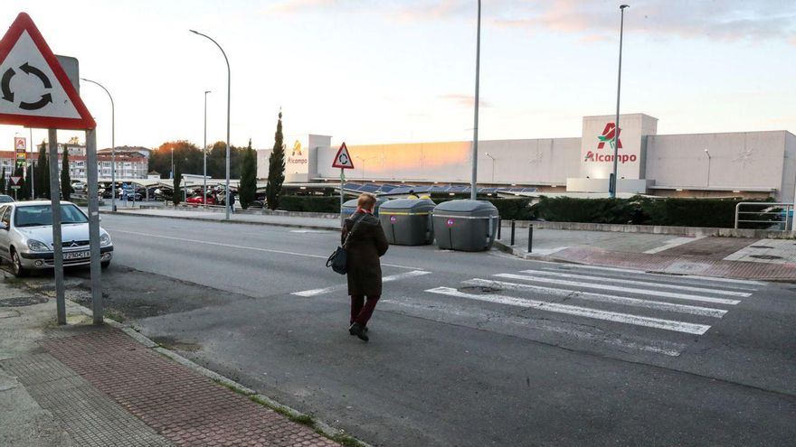 Uno de los pasos de peatones de As Carolinas en peor estado. |  Iñaki Abella