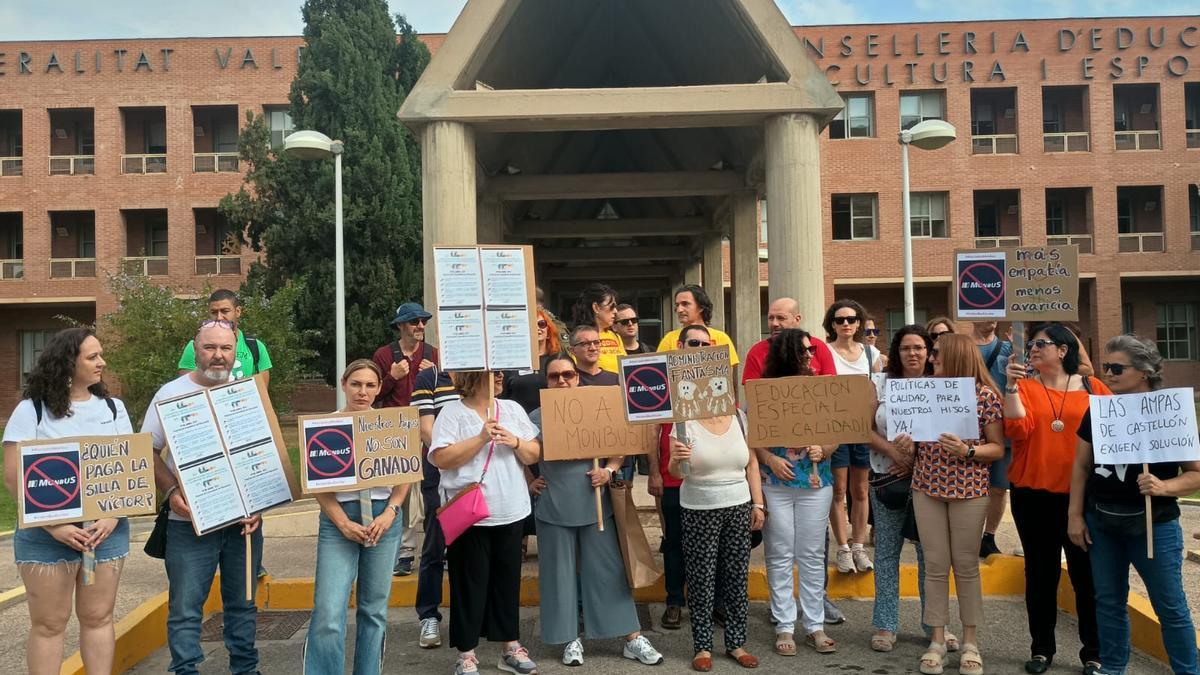 Las familias protestan en la puerta de la Conselleria de Educación.