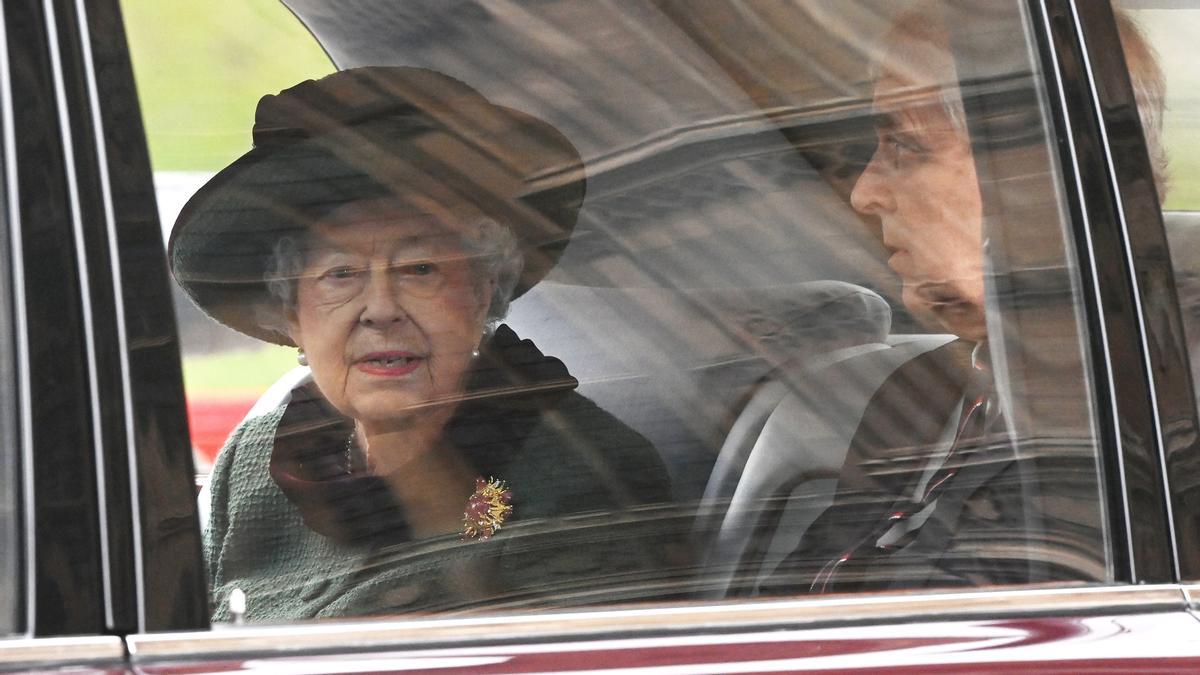 La reina Isabel y el príncipe Andrés de Gran Bretaña salen del Servicio de Acción de Gracias por la vida del duque de Edimburgo en la Abadía de Westminster, Londres, Gran Bretaña, el 29 de marzo de 2022