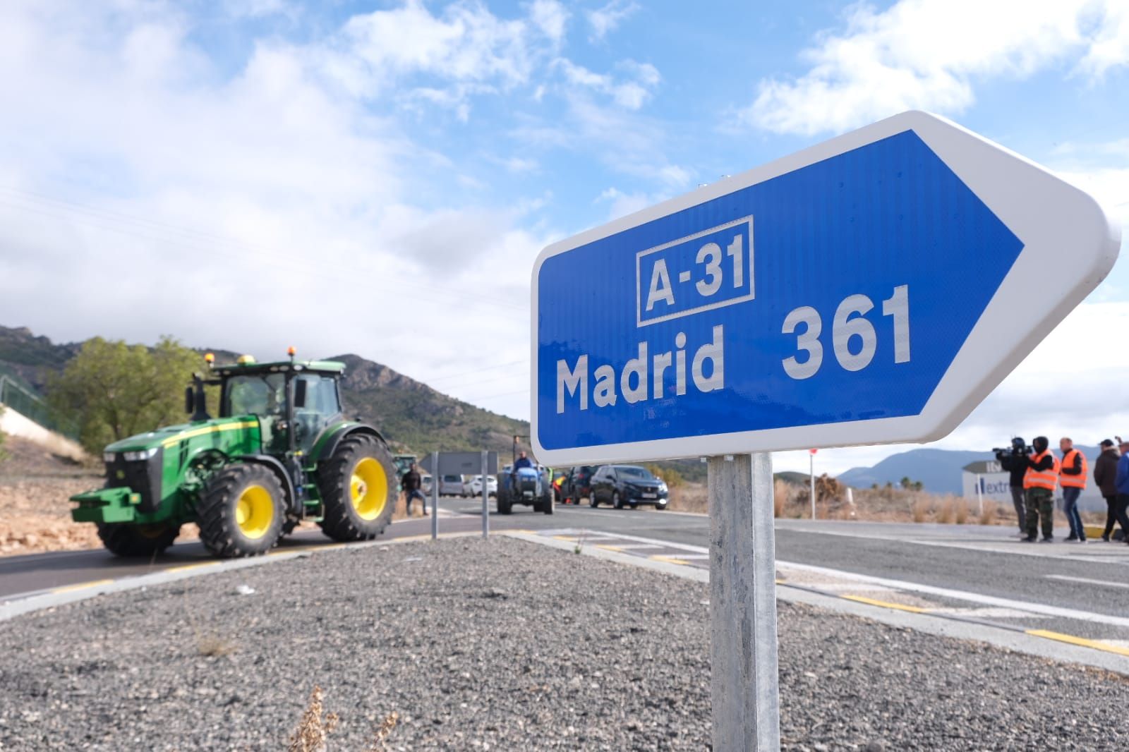 Los agricultores se concentran en tres comarcas de la provincia de Alicante en una tractorada por carreteras secundarias