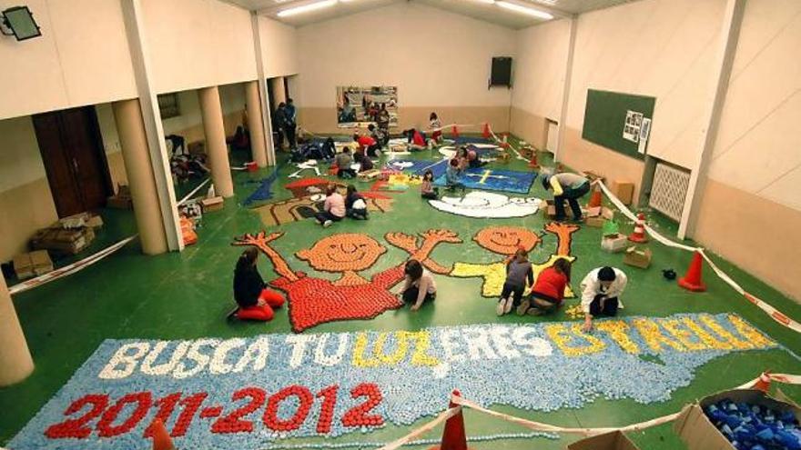 Los escolares, trabajando en el mural ayer por la mañana.