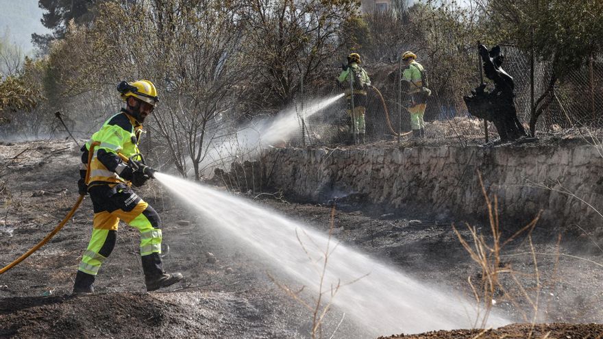 Los bomberos estabilizan un incendio en una zona rural de Alcoy