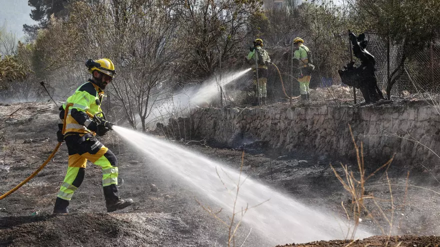 Los bomberos extinguen un incendio en una zona rural de Alcoy