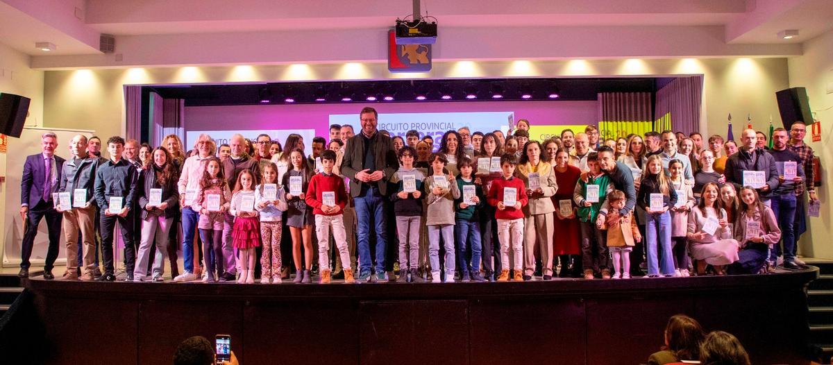 Los premiados en el circuito provincial de carreras populares, junto a las autoridades asistentes al acto celebrado en la sede de la Diputación.